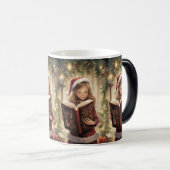 Weihnachts-Magie und Lesen: Ein junger Mädchentrau Verwandlungstasse (VorderseiteRechts)