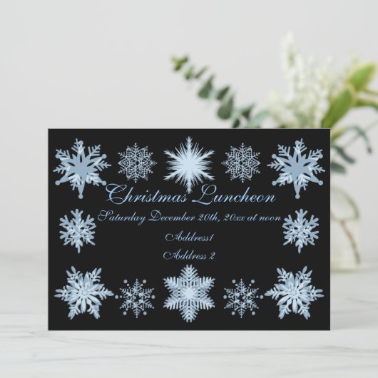 Weihnachts Mittag blauen Schneeflocken Einladung (Stehend Vorderseite)