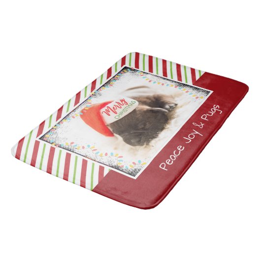 Weihnachts-Mops in Weihnachtsmannmütze mit Weihnac Badematte (Schrägansicht)