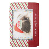 Weihnachts-Mops in Weihnachtsmannmütze mit Weihnac Badematte (Vorderseite Vertikal)