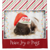 Weihnachts-Mops in Weihnachtsmannmütze mit Weihnac Duschvorhang (Vorderseite)