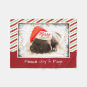 Weihnachts-Mops in Weihnachtsmannmütze mit Weihnac Fleecedecke (Vorderseite (Horizontal))