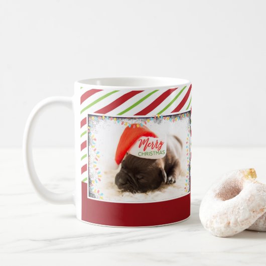 Weihnachts-Mops in Weihnachtsmannmütze mit Weihnac Kaffeetasse (Mit Donut)