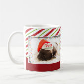 Weihnachts-Mops in Weihnachtsmannmütze mit Weihnac Kaffeetasse (Links)