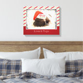 Weihnachts-Mops in Weihnachtsmannmütze mit Weihnac Leinwanddruck (Insitu (Schlafzimmer))