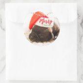 Weihnachts-Mops in Weihnachtsmannmütze mit Weihnac Runder Aufkleber (Tasche)