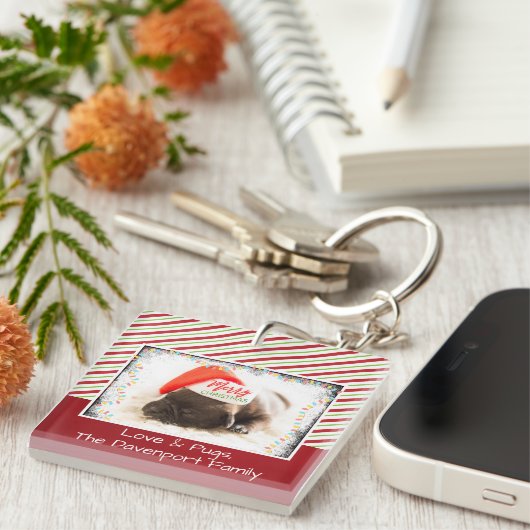 Weihnachts-Mops in Weihnachtsmannmütze mit Weihnac Schlüsselanhänger (Vorderseite rechts)