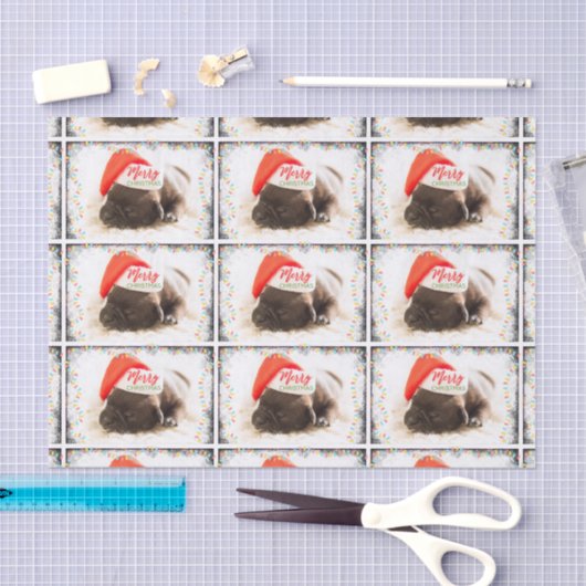 Weihnachts-Mops in Weihnachtsmannmütze mit Weihnac Seidenpapier (Handwerk)