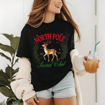Weihnachts-Nordpol-Sozialklub Rentiere Tri-Blend Shirt<br><div class="desc">Das Weihnachtsfest-Shirt des North Pole Social Club Reindeer Festive Holiday Tri-Blend enthält den Text "North Pole Social Club" in der modernen rot-grünen Kalligraphie-Schrift Typografie mit einem festlichen Rentier,  umgeben von einem blumigen Kranz. Ideal für Weihnachtsgeschenke,  Weihnachts-Party und Feierlichkeiten,  Geburtstage und vieles mehr. Erstellt von Evco Studio www.zazzle.com/store/evcostudio</div>