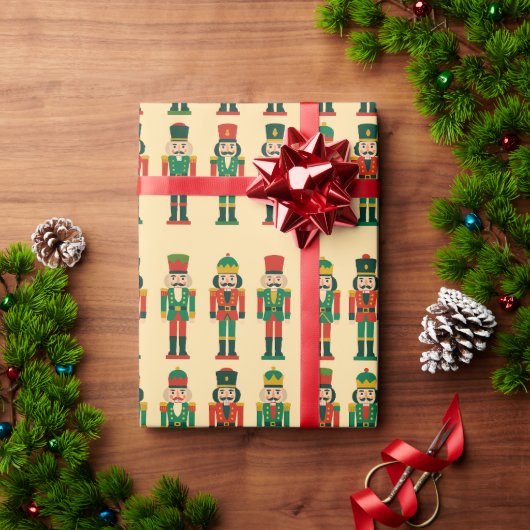 Weihnachts-Nussknacker auf Licht Geschenkpapier (Feiertagsgeschenk)