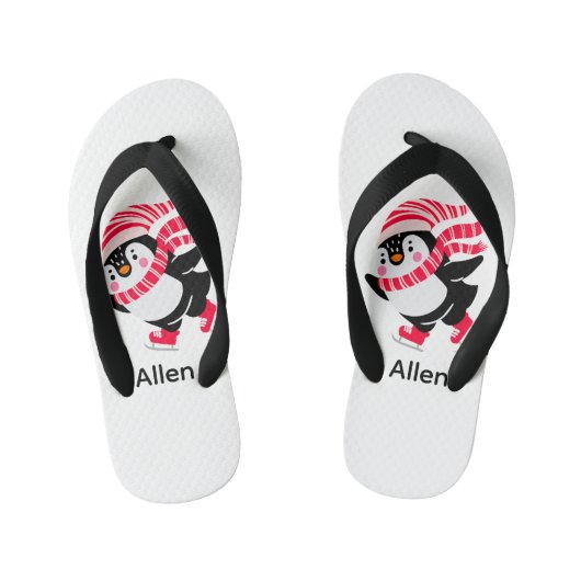 Weihnachts-Penguin in einem Hut und Scarf auf Skat Kinderbadesandalen (Fußbett)
