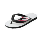 Weihnachts-Penguin in einem Hut und Scarf auf Skat Kinderbadesandalen (Schrägansicht)