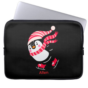 Weihnachts-Penguin in einem Hut und Scarf auf Skat Laptopschutzhülle