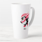 Weihnachts-Penguin in einem Hut und Scarf auf Skat Milchtasse (Rechte Ecke)