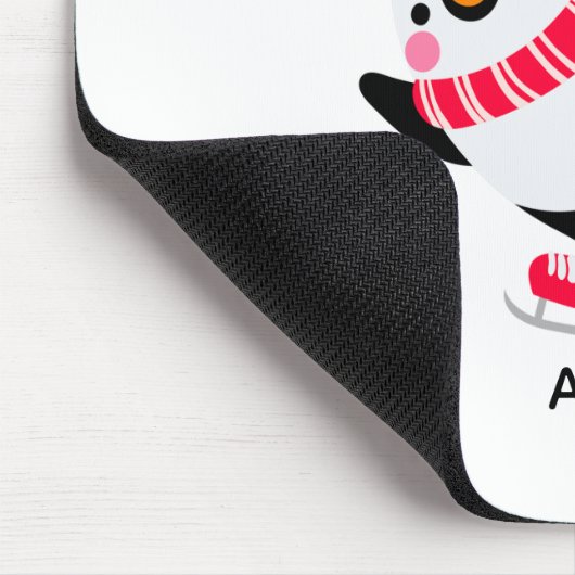 Weihnachts-Penguin in einem Hut und Scarf auf Skat Mousepad (Ecke)