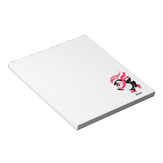 Weihnachts-Penguin in einem Hut und Scarf auf Skat Notizblock (angewinkelt)