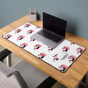 Weihnachts-Penguin in einem Hut und Scarf auf Skat Schreibtischunterlage
