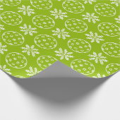 Weihnachts-Pickleball-Ball und Holly in Lime Green Geschenkpapier (Ecke)