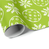 Weihnachts-Pickleball-Ball und Holly in Lime Green Geschenkpapier (Rolleneckpunkt)