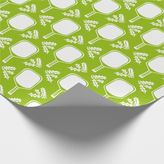 Weihnachts-Pickleball-Paddle & Holly in Lime Green Geschenkpapier (Ecke)