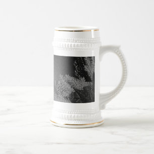 Weihnachts-Poinsettia Schwarz und Grau IV Bierglas