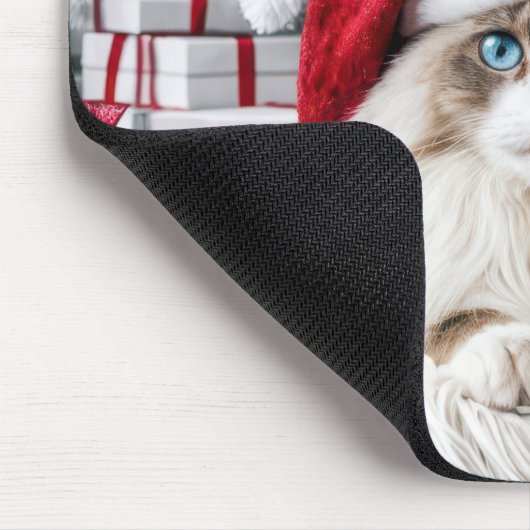 Weihnachts-Ragdoll-Katze In einer Weihnachtsmannmü Mousepad (Ecke)
