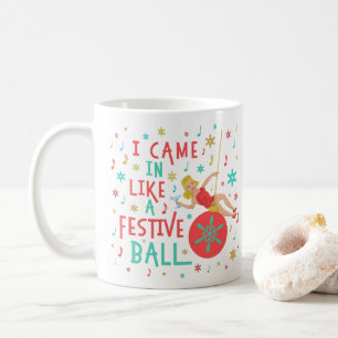Weihnachts-Retro-Frau auf Weihnachten-Ball Kaffeetasse