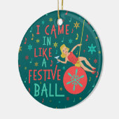 Weihnachts-Retro-Frau auf Weihnachten-Ball Keramik Ornament (Links)