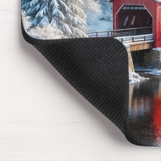 Weihnachts Rote Brücke im Winterwald Mousepad (Ecke)