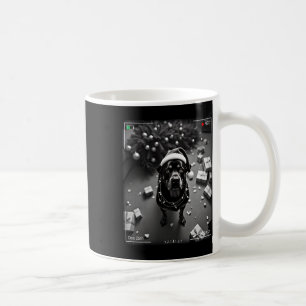 Weihnachts-Rottweiler auf Kamera erwischt Kaffeetasse
