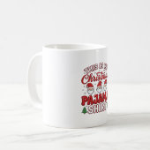 Weihnachts-Schlafanzughemd Gnom Feiertagsdesign Kaffeetasse (Vorderseite Links)