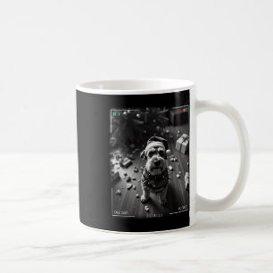 Weihnachts-Schnauzer auf Kamera erwischt Kaffeetasse