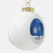 Weihnachts-Schneeflocke-Schmuck 2026 oder Name hin Keramik Kugel-Ornament (Links)