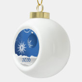 Weihnachts-Schneeflocke-Schmuck 2026 oder Name hin Keramik Kugel-Ornament (Rechts)