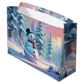 Weihnachts-Schneemann im Winterwald Große Geschenktüte (Rückseite Schrägansicht)
