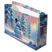 Weihnachts-Schneemann im Winterwald Große Geschenktüte (Vorderseite Schrägansicht)