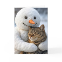 Weihnachts-Schneemann umarmt eine Tabby-Katze