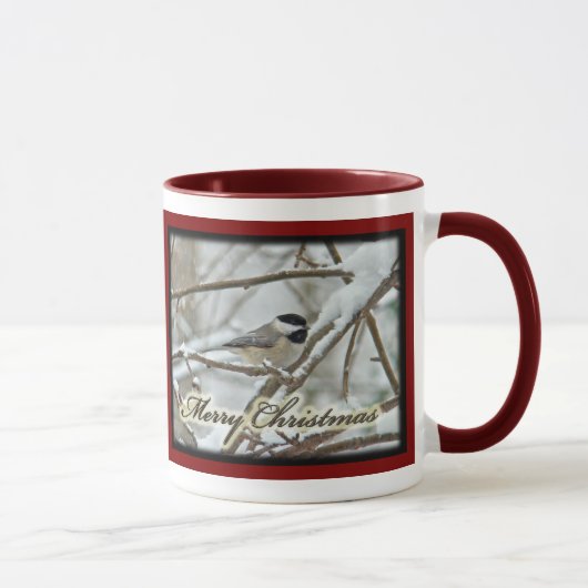 Weihnachts-Schwarz-Chickadee im Schnee Tasse (Rechts)