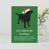 Weihnachts Schwarzer Lab Hund mit Weihnachtsmütze Einladung (Stehend Vorderseite)