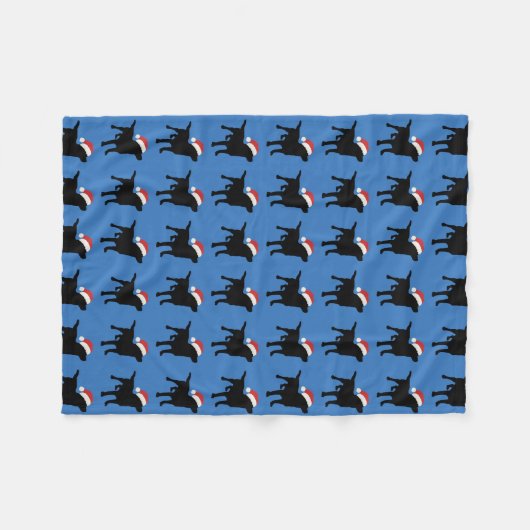 Weihnachts Schwarzer Lab Hund mit Weihnachtsmütze Fleecedecke (Vorderseite (Horizontal))