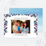 Weihnachts-Segnungen Elegantes Winter Berry Foto Feiertagskarte<br><div class="desc">Die elegante "Christmas Blessings" Familiengrüßkarte bietet ein Aquarellbild in coolen,  lila Winterbeertönen,  das ein Foto mit einem modernen,  vollständig personalisierten,  individuellen Text umrahmt. Ein beruhigendes,  blaues Farbmuster zieht die Rückseite der Karte an.</div>