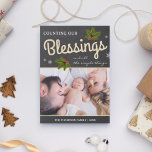 Weihnachts-Segnungen in Chalkboard | FOTO<br><div class="desc">Diese elegante Weihnachtskarte besticht durch eine anpassbare Typografie mit schönen Kiefernkegel. Machen Sie Ihre Karte noch spezieller,  indem Sie Ihr Lieblingsfoto für die Familie hinzufügen. Dreh die Karte auf,  um ein elegantes Chalkboard- und Streifen-Muster auf der Kartenrückseite zu zeigen.</div>