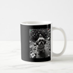 Weihnachts-Shih-Tzu auf Kamera erwischt Kaffeetasse