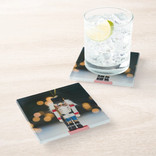 Weihnachts-SlipperyJoe Nutcracker figurine Ornamen Glasuntersetzer (Schrägansicht)