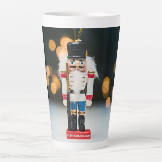 Weihnachts-SlipperyJoe Nutcracker figurine Ornamen Milchtasse (Vorderseite)