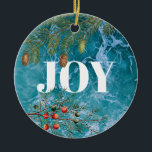 Weihnachts Sommer Ocean Beach Freude Keramik Ornament<br><div class="desc">Tief blaue Ozeanwellen im Hintergrund abstürzen mit Nadelbäumen und Weihnachtsbeeren,  die das Wort "JOY" umschreiben. Ein wunderschönes Weihnachtsdesign,  ideal für Weihnachten im Sommer oder Weihnachten an der Küste.</div>