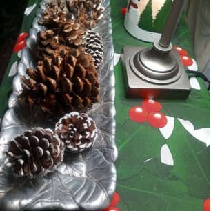Weihnachts-Stechpalmenblätter und rote Beeren auf  Kurzer Tischläufer