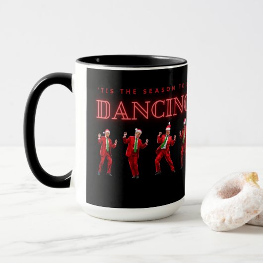 Weihnachts Trump tanzt Tasse 15 oz (Mit Donut)