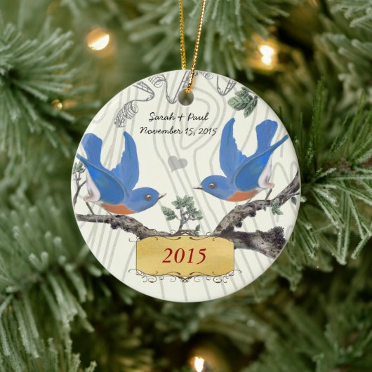Weihnachts-Vintage Bluebirts auf Holzkörnchen Keramikornament (Baum)