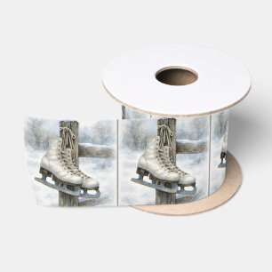 Weihnachts-Vintage-Schlittschuhe an einem Zaunpfos Satinband